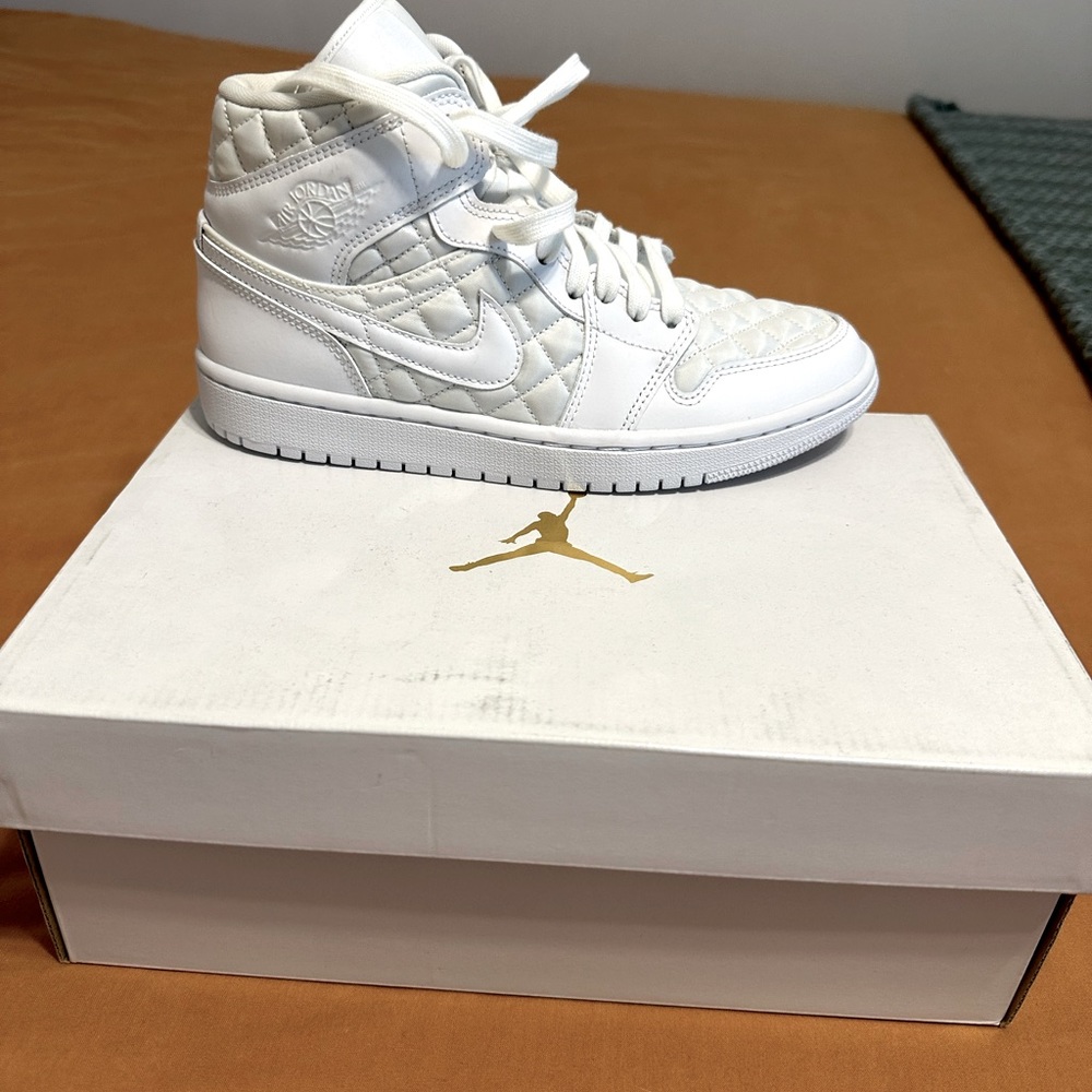 Never worn! High top, Quilted air Jordans